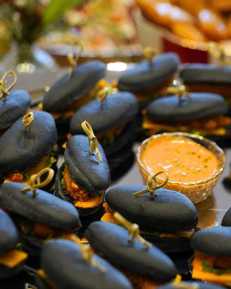 Verrines salees noires gold avec sauce — service cocktail